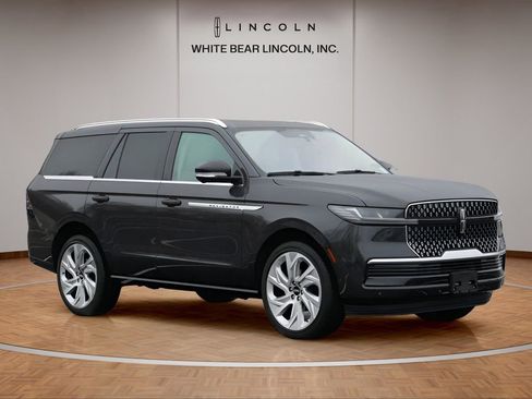 Used 2025 Lincoln Navigator Reserve image 3
