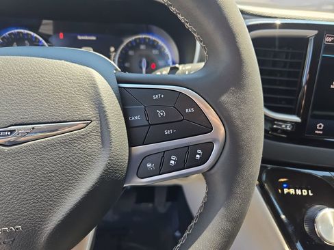Used 2024 Chrysler Pacifica Touring-L FWD image 21