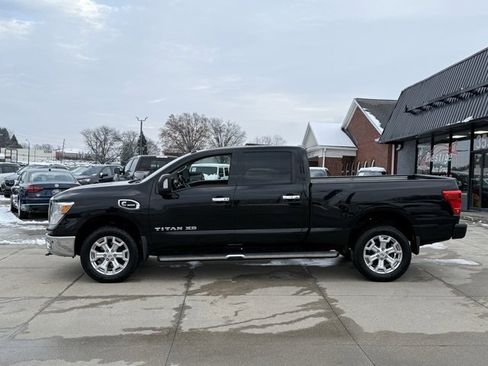 Used 2017 Nissan Titan SV image 4
