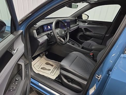 Used 2025 Volkswagen Tiguan SE R-Line AWD/4WD image 31