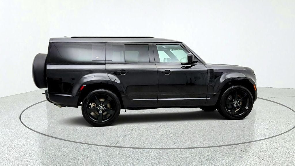 Used 2024 Land Rover Defender 130 X-Dynamic SE AWD/4WD image 4