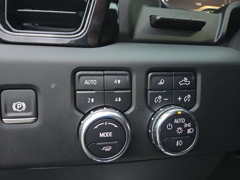 Used 2024 GMC Sierra 1500 AT4 w/ Technology Package image 19