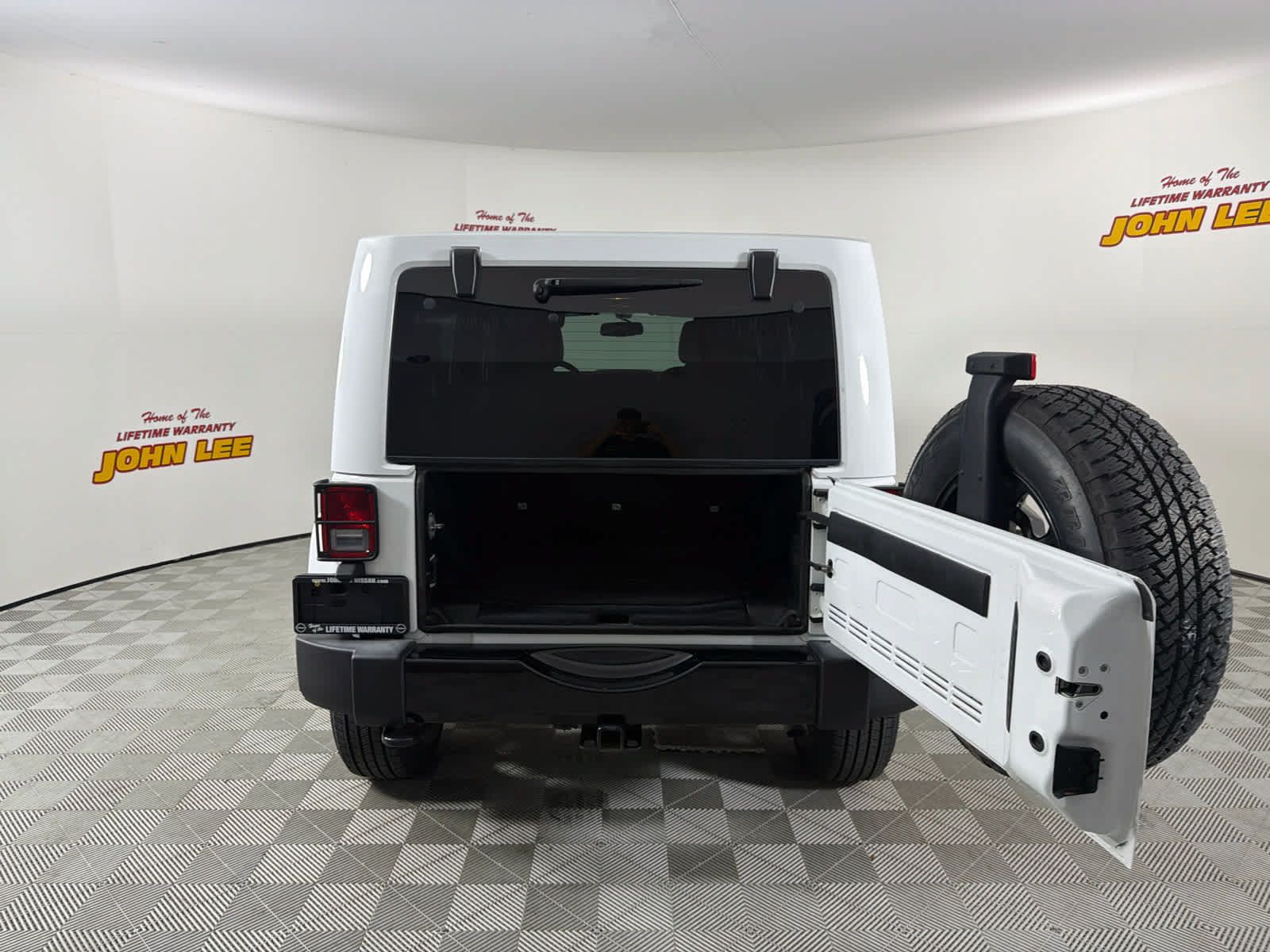 Used 2018 Jeep Wrangler Unlimited Sahara AWD/4WD image 5