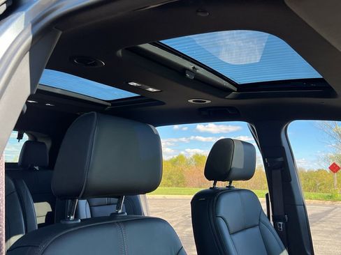 Used 2023 Chevrolet Traverse RS image 32