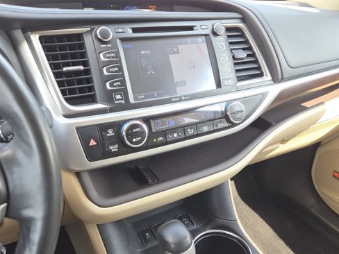 Used 2015 Toyota Highlander Limited Platinum AWD/4WD image 28