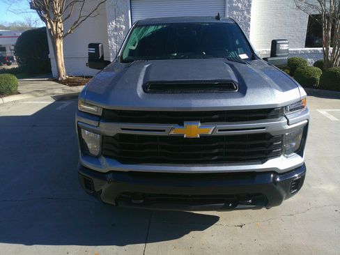 Used 2024 Chevrolet Silverado 2500 Custom w/ Custom Value Package image 3