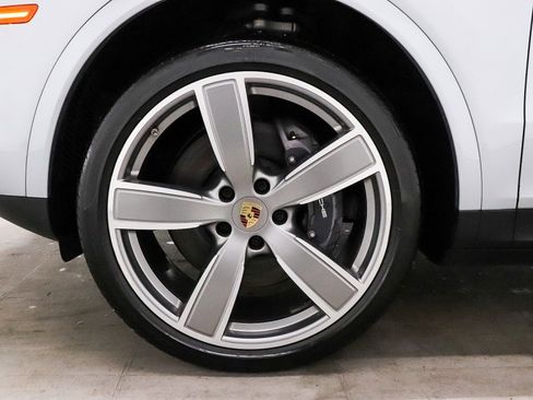 Used 2021 Porsche Cayenne w/ Premium Package image 8