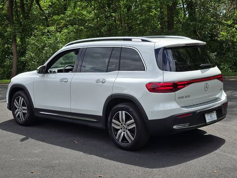 Used 2025 Mercedes-Benz EQB 300 4MATIC image 4