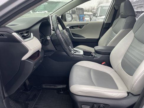 Used 2019 Toyota RAV4 Limited image 14
