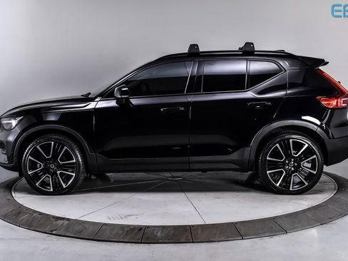 Used 2024 Volvo XC40 B5 Ultimate w/ Protection Package Premier image 3