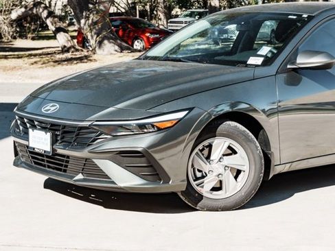 New 2026 Hyundai Elantra SE image 3