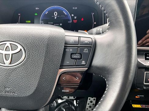 Used 2025 Toyota Camry SE FWD image 18