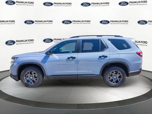 Used 2025 Honda Pilot TrailSport image 2