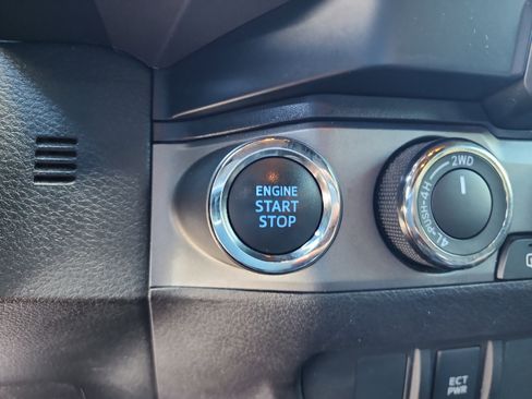 Used 2020 Toyota Tacoma TRD Off-Road AWD/4WD image 27