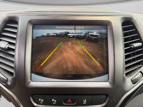 Used 2019 Jeep Cherokee Trailhawk AWD/4WD image 29