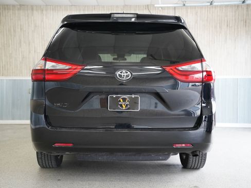Used 2020 Toyota Sienna L image 8