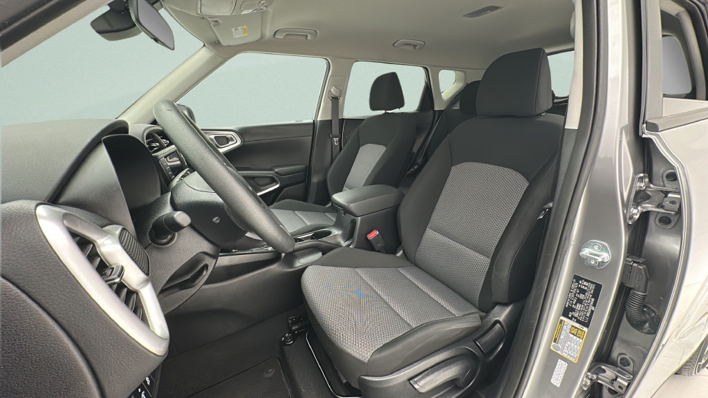 Used 2025 Kia Soul LX w/ LX Technology Package FWD image 14