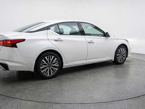 Used 2025 Nissan Altima 2.5 SV image 9