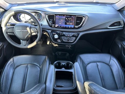 Used 2022 Chrysler Pacifica Touring-L w/ Uconnect Theater Family Group FWD image 12