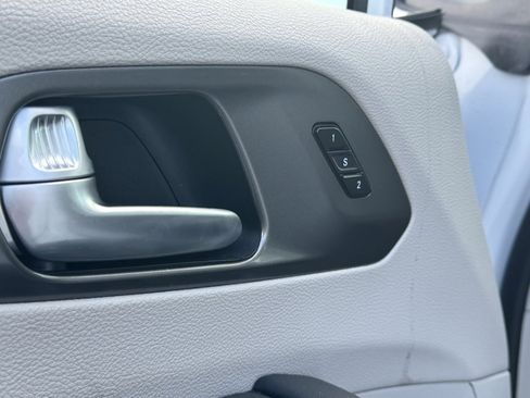 Used 2024 Chrysler Pacifica Touring-L image 18