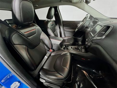 Used 2019 Jeep Cherokee Trailhawk image 25