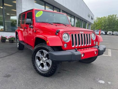 Used 2017 Jeep Wrangler Unlimited Sahara w/ Connectivity Group AWD/4WD image 12