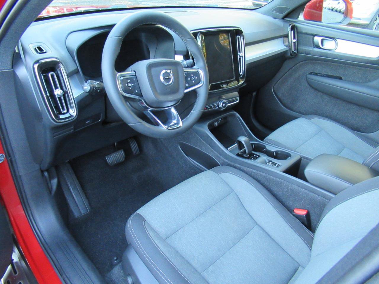 Used 2023 Volvo XC40 B5 Core AWD/4WD image 7