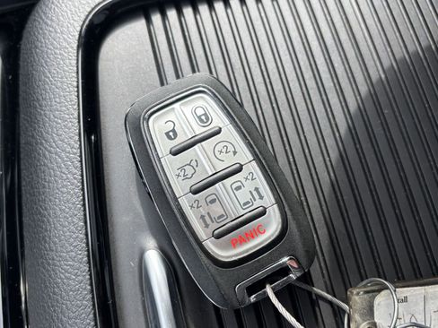Used 2025 Chrysler Pacifica Limited image 28
