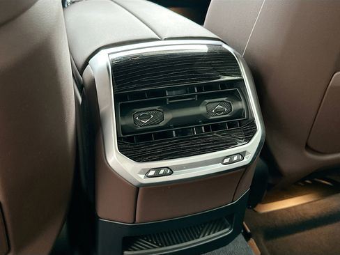 Used 2025 BMW 740i image 27