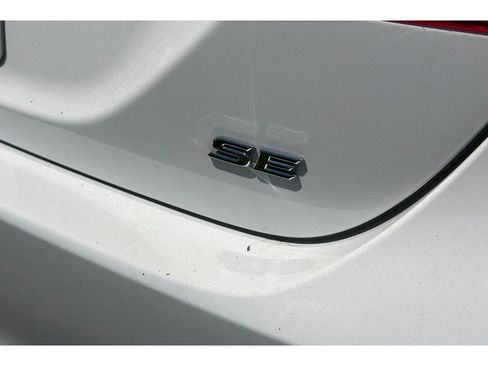 Used 2020 Toyota Camry SE w/ Convenience Package FWD image 7