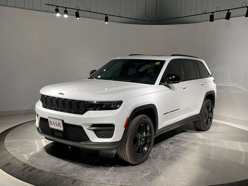 Used 2023 Jeep Grand Cherokee Altitude image 8