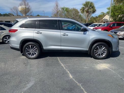 Used 2019 Toyota Highlander XLE AWD/4WD image 6