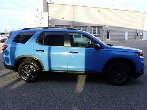 Used 2025 Honda Pilot TrailSport image 9