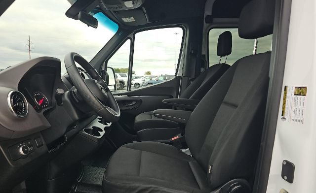 Used 2025 Mercedes-Benz Sprinter 2500 image 7