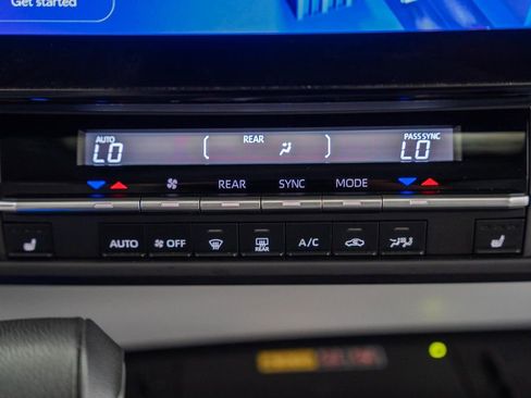 Used 2025 Toyota Sienna XLE FWD image 26