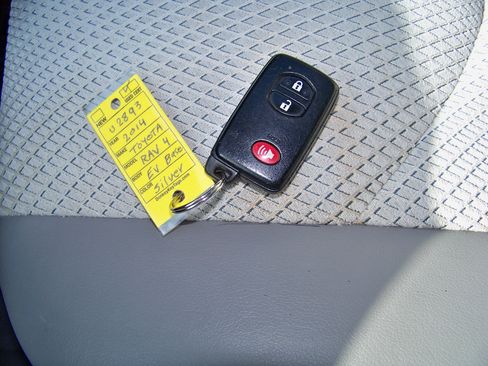 Used 2014 Toyota RAV4 EV image 25