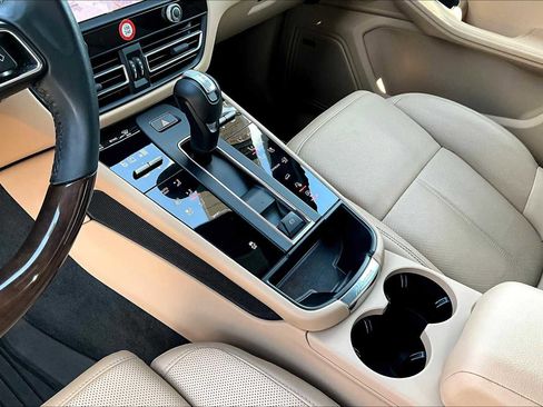 Used 2025 Porsche Macan image 31