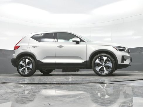 Used 2025 Volvo XC40 B5 Plus image 22