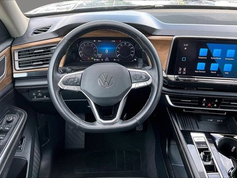 Used 2025 Volkswagen Atlas SE AWD/4WD image 2