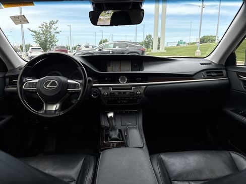 Used 2017 Lexus ES 300h w/ Luxury Package FWD image 64