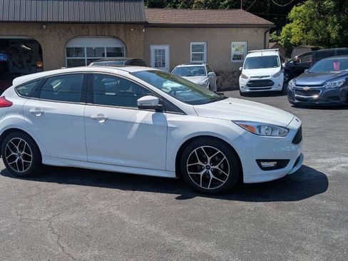Used 2016 Ford Focus SE w/ SE Sport Package FWD image 4