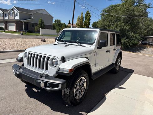 Used 2018 Jeep Wrangler Unlimited Sahara w/ Cold Weather Group AWD/4WD image 6