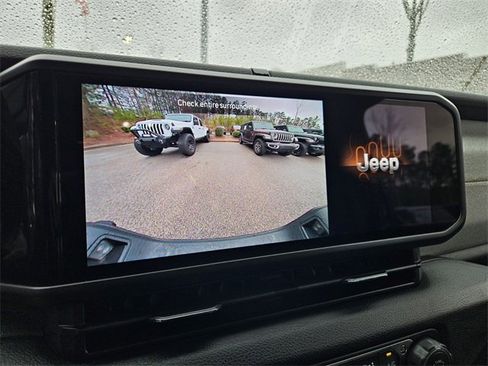 Used 2025 Jeep Gladiator Sport image 19