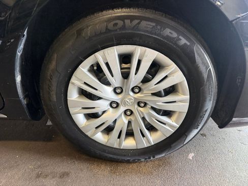 Used 2014 Toyota Camry LE FWD image 29