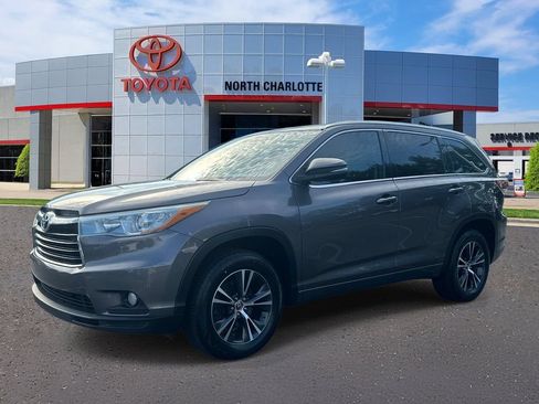 Used 2016 Toyota Highlander XLE FWD image 3