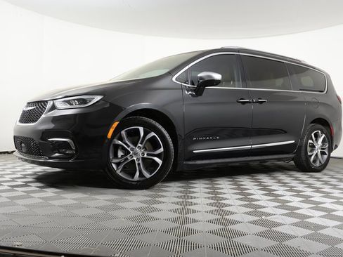 Used 2022 Chrysler Pacifica Pinnacle image 1