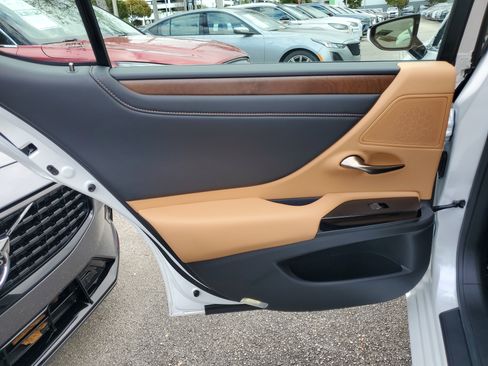 Used 2025 Lexus ES 350 w/ Premium Package image 11