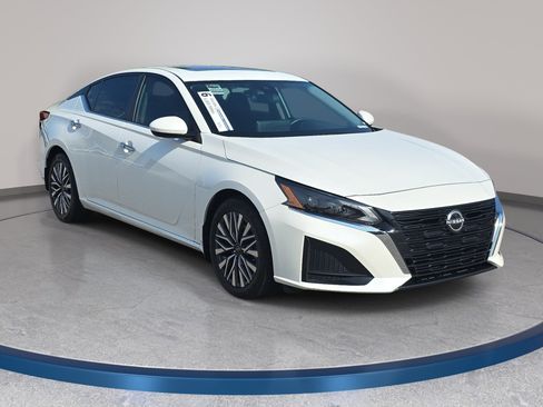Used 2024 Nissan Altima 2.5 SV w/ SV Premium Package FWD image 3