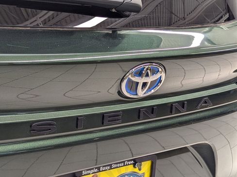 Used 2025 Toyota Sienna LE image 32