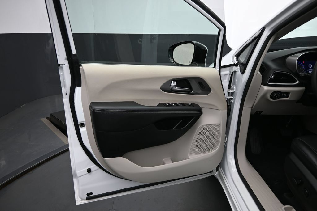 Used 2024 Chrysler Pacifica Touring-L FWD image 14